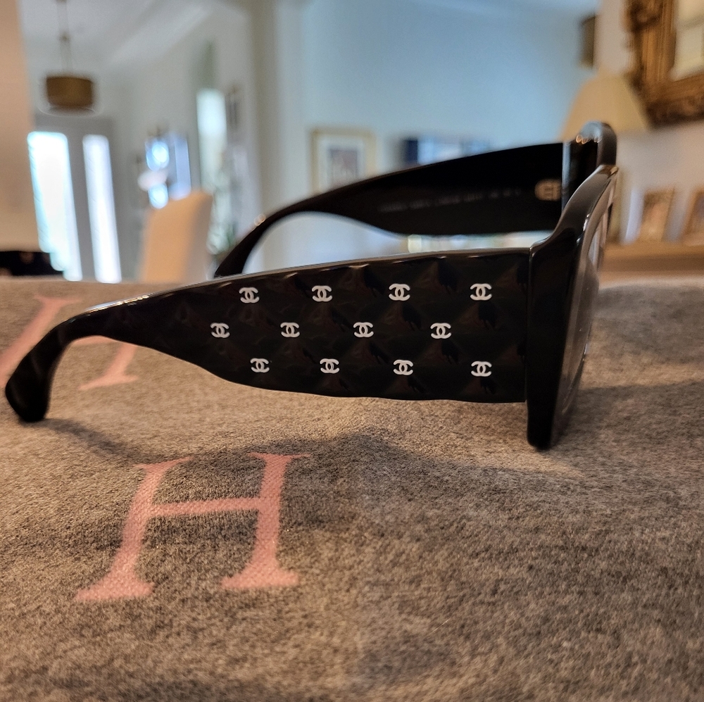 CHANEL QUILTED SUNGLASSES WITH WHITE CC 2023